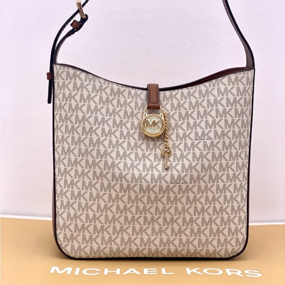 Michael Kors Lyra Small Bucket Shoulder Bag MK Vanilla - Picture 2 of 13